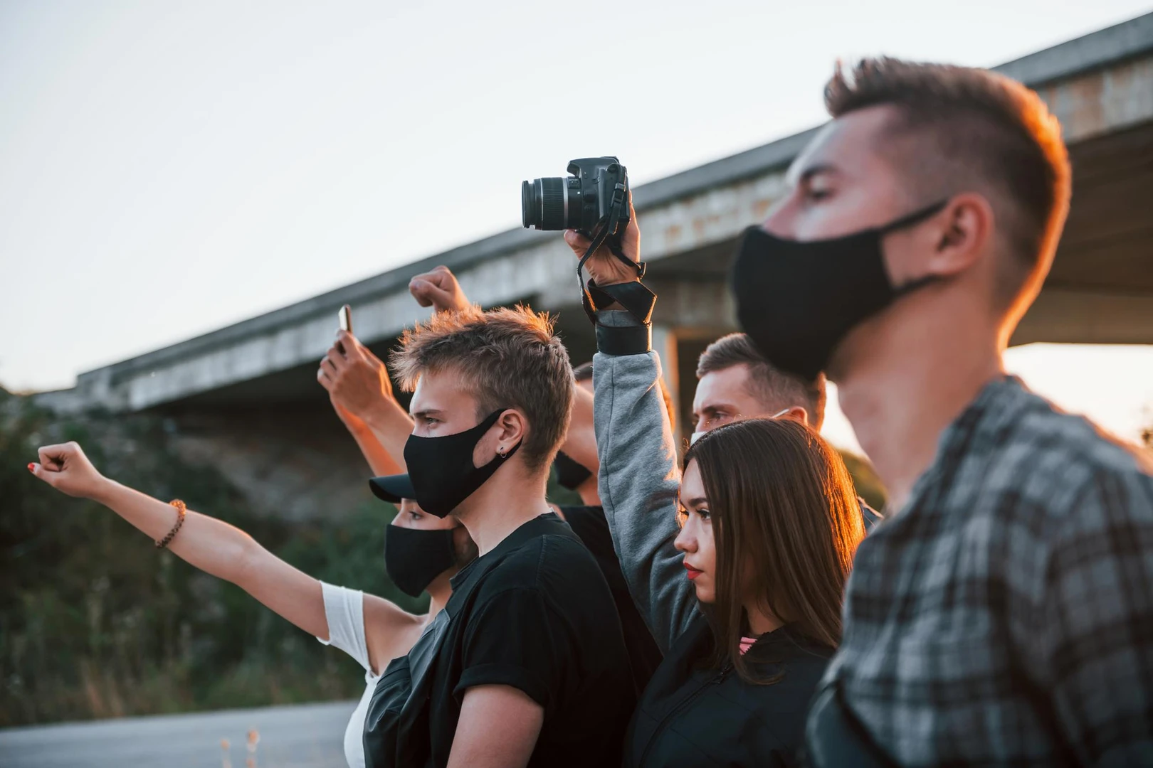 Fotógrafo tomando una foto de un grupo de amigos.